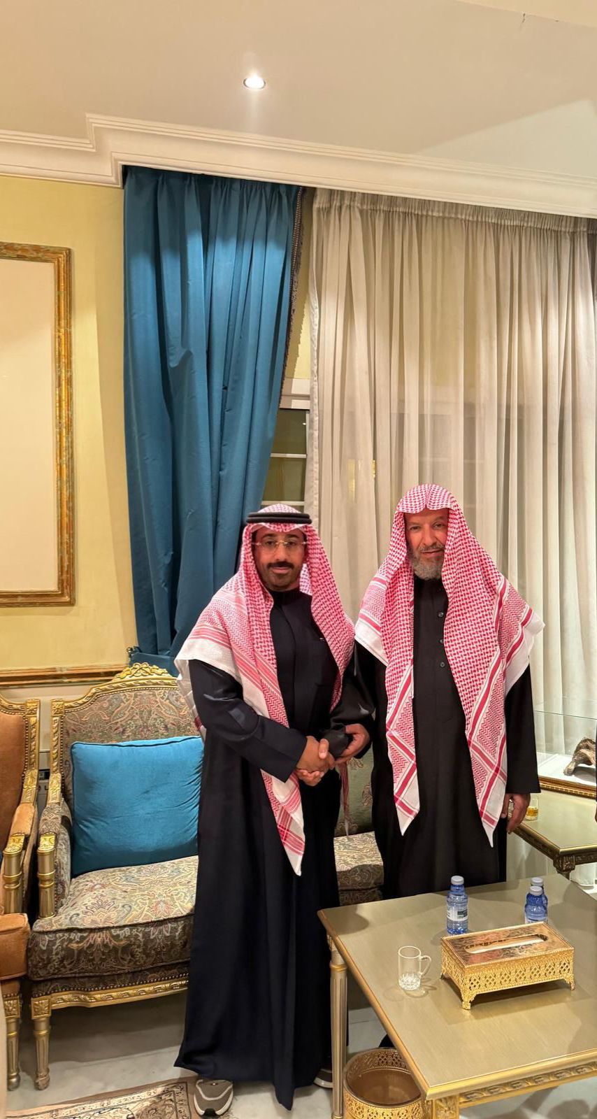 استقبل معالي الشيخ سعد بن ناصر الشثري المهندس فواز فرحان الرسلاني العنزي وإخوانه في زيارة ودّية بمنزله بالرياض